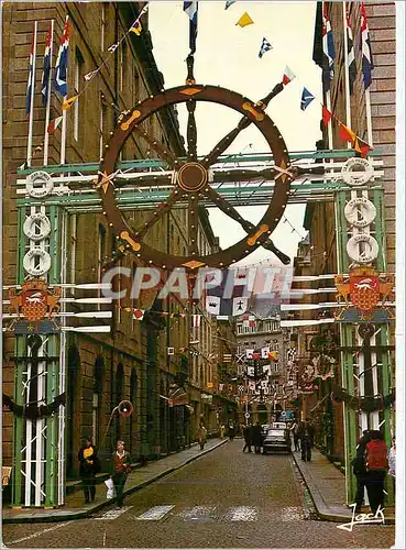 Cartes postales moderne Saint Malo Cite Corsaire La rue St Vincent un jour de grand pavois