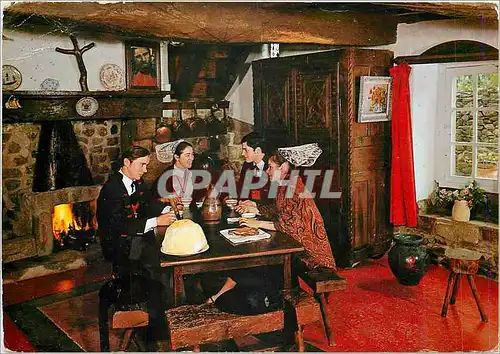 Moderne Karte Le Folklore en Bretagne Aupres de l'atre dans un interieur breton costumes du Tregor