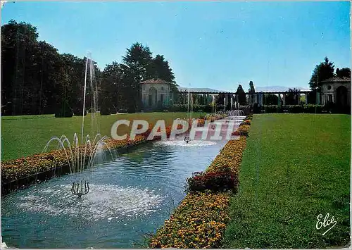 Cartes postales moderne Cambo les Bains Basses Pyr La celebre Villa Arnaga ses beaux Jets d'Eau et son Jardin Fleuri