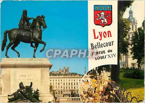 Cartes postales moderne Lyon Place Bellecour Statue de Louis XIV et Fourviere a droite