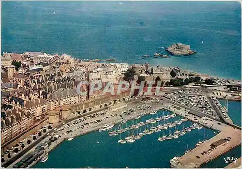 Cartes postales moderne Saint Malo Cite Corsaire Le bassin des yachts la Grande Porte les Remparts