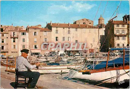 Cartes postales moderne Cote d'Azur Varoise Saint Tropez Pecheur reparant un filet Peche Bateaux