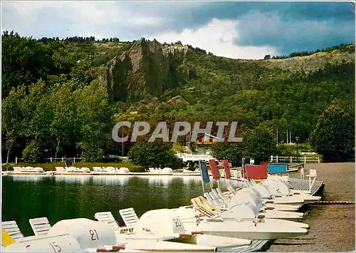 Cartes postales moderne L'Auvergne Touristique Les Pedalos au Lac Chambon a l'arriere plan la Dent du Marais