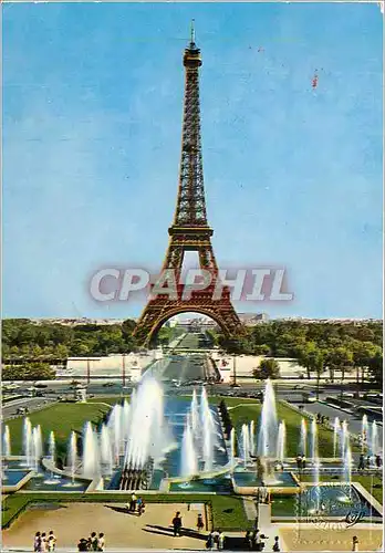 Cartes postales moderne Paris Jeux d'eau dans les jardins du Palais de Chaillot et la Tour Eiffel