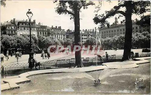 Cartes postales moderne Lyon Rhone Un coin de la Place Bellecour et le bassin