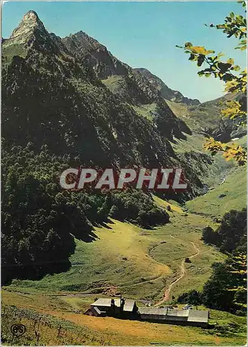 Cartes postales moderne En parcourant les Pyrenees Hospice de France Domine par le Pic de la Pique enneige (alt 2393 m)