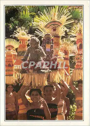 Cartes postales moderne Indonesia Bali Femmes portant des Offrandes