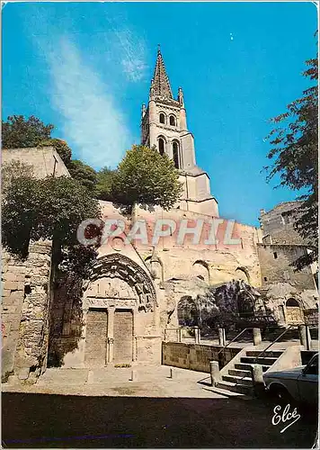 Cartes postales moderne Saint Emilion La Place du Marche Le portail ogival de l'eglise souterraine et son clocher avec s