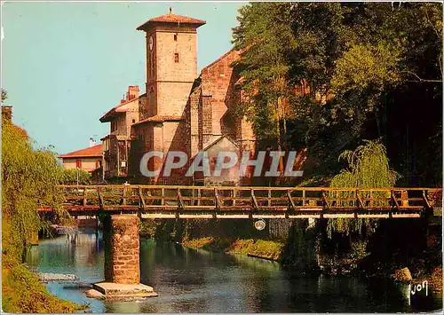 Cartes postales moderne Saint Jean Pied de Port Pyrenees Atlantiques L'Eglise au bord de la Nive