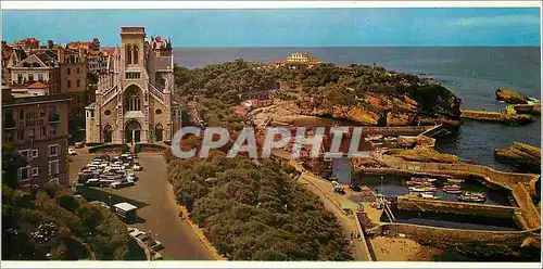 Cartes postales moderne Biarritz Basses Pyrenees L'Eglise Saint Eugenie le Port des Pecheurs au fond le Musee de la Mer