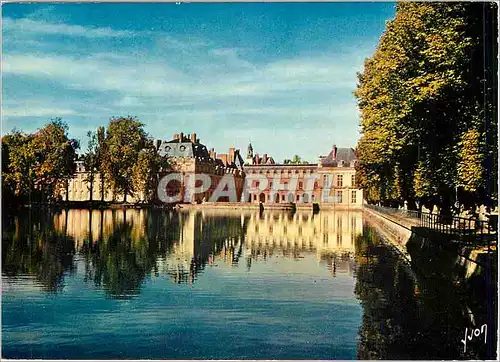 Cartes postales moderne Chateau de Fontainebleau Seine et Marne Le Chateau se refietant dans l'Etang des Carpes