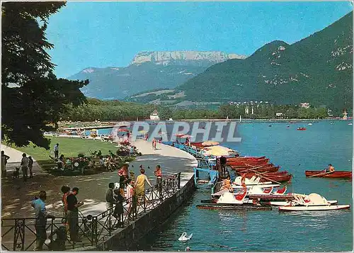 Cartes postales moderne Annecy Promenade au bord du Lac Au fond le Pormelan Pedalo