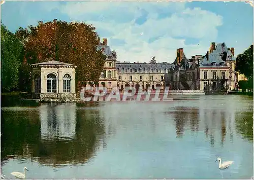 Cartes postales moderne Palais de Fontainebleau Le Chateau et le Pavillon de l'Etang des Carpes