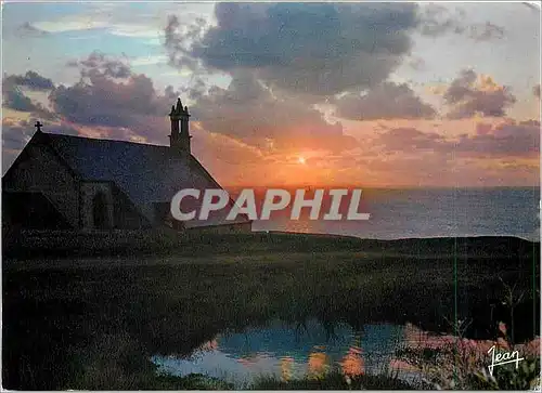 Cartes postales moderne Coucher de soleil sur la chapelle Saint They a la pointe du Van dans le lointain le phare de la