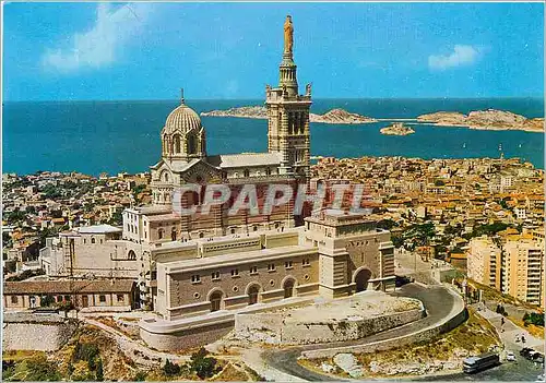 Cartes postales moderne Sur les Routes du Ciel Marseille Vue aerienne de la Basilique ND de la Garde Dans le Fond le Cha