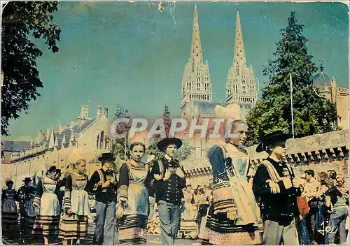 Cartes postales moderne Defile des Fetes de Cornouaille au pied des remparts de la Cathedrale de Quimper