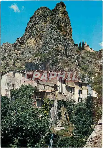 Cartes postales moderne Moustiers Ste marie un coin pittoresque du Village et la Chapelle Notre Dame de Beauvoir