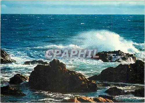 Cartes postales moderne La Cote d'Amour La mer ecume et joue a travers les rochers