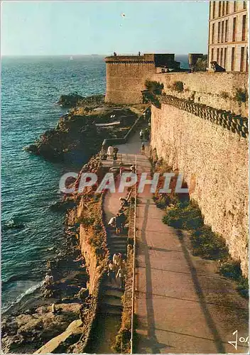 Cartes postales moderne Saint Malo L et V Soir d'ete sur les remparts