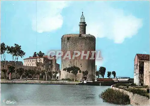 Cartes postales moderne Aigues Mortes Gard Cite Medievale La Tour de Constance et le Bassin