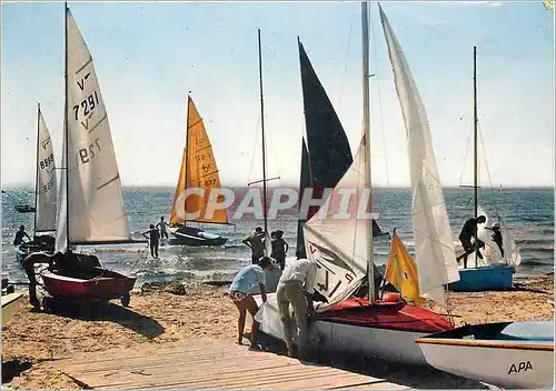 Cartes postales moderne En Parcourant La Cote Mediterraneenne Preparatifs pour les Regates Bateaux