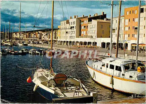 Cartes postales moderne Le Cap d'Agde Au premier plan le quai d'Azur