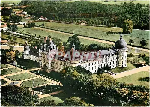 Cartes postales moderne Valencay Indre La facade d'entree avec son donjon et l'aile orientale du chateau vues d'avion