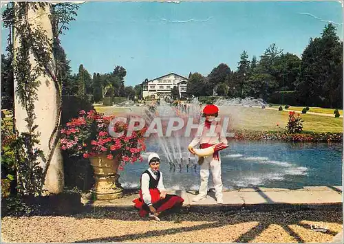Cartes postales moderne Pays Basque Enfants en costume basque dans le parc d'Arnaga