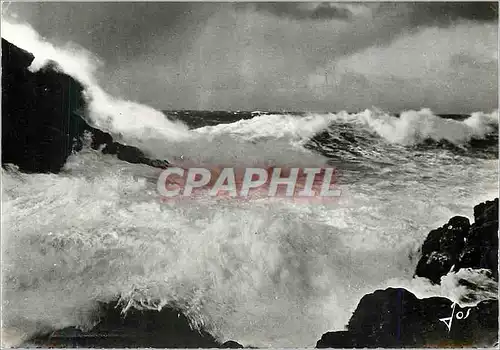 Cartes postales moderne Bretagne Vent de Suroit Vagues deterlant sur les roches a St Guenole Penmarch