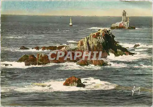 Cartes postales moderne Pointe du Raz Finistere Le Phare de la Vieille au loin l'ile de Sein