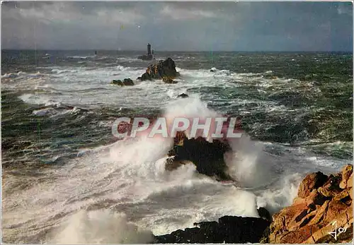 Moderne Karte La Pointe du Raz et la Phare de la Vieille un jour de tempete