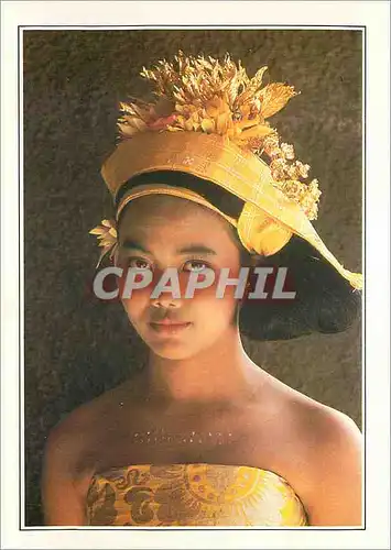 Cartes postales moderne Indonesia Bali Fete au temple de Den Pasar