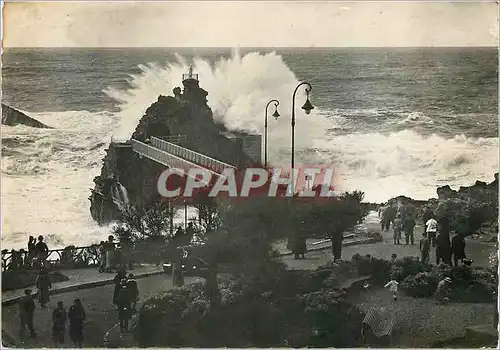 Cartes postales moderne Biarritz Le Rocher de la Vierge par tempete