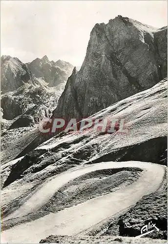 Cartes postales moderne Les Pyrenees La Route du Col du Tourmalet versant Bagneres de Bigorre Au fond le pic d'Espade