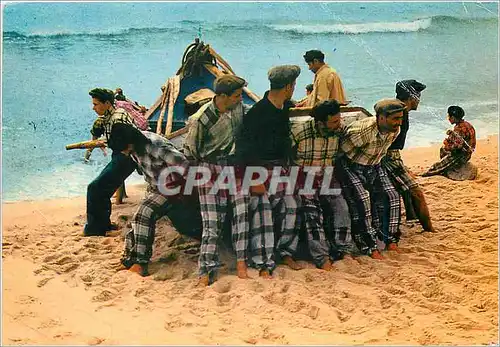 Moderne Karte Nazare Portugal Pushing in the boat into the water