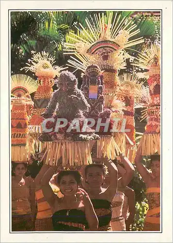 Cartes postales moderne Indonesia Bali Femmes portant des offrandes