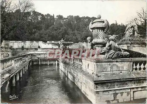 Cartes postales moderne Nimes Gard Jardin de la Fontaine Les Bains Romains