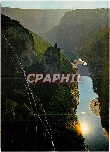 Cartes postales moderne Gorges de l'Ardeche Grotte de la Madeleine Coucher de Soleil sur la Cathedrale
