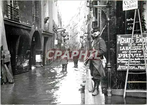 Cartes postales moderne Paris Inondations 1910 rue Bievre Militaria