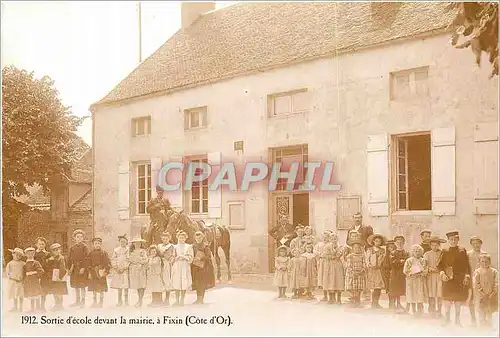 Moderne Karte 1912 Sortie d'ecole devant la mairie a Fixin (Cote d'Or)