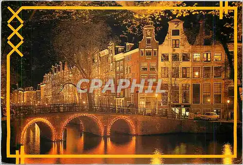 Cartes postales moderne Amsterdam Holland aussi le soir les canaux d'amsterdam offrent un beau spectacle