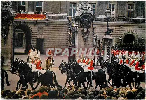 Cartes postales moderne The life guards riding past  H MThe Queen at Buchingham
