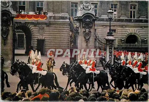 Moderne Karte The life guards riding past  H MThe Queen at Buchingham