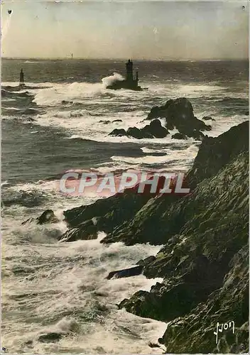 Cartes postales moderne Pointe du Raz (Finistere) Gros Effet de mer sur le phare de la Vieille