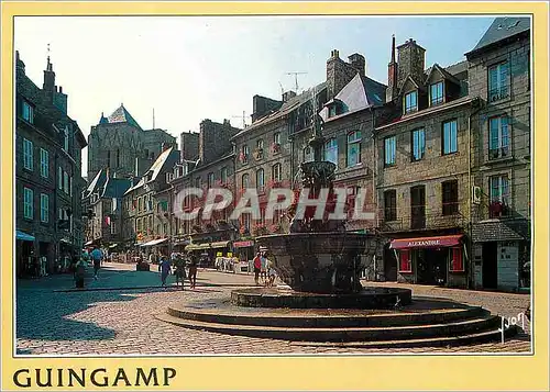 Cartes postales moderne Guingamp (Cote d'Armor) Place du centre la fontaine renaissance dite la Plomee et au fond N D de