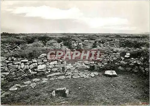 Cartes postales moderne Chysauster Ancient Village Cornwall House View from the round chamber across courtyard to entran