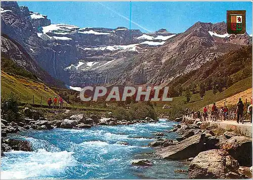 Cartes postales moderne Hautes Pyrenees Gavarnie (alt 1357 m) le Gave et le Cirque