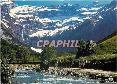 Cartes postales moderne Les Pyrenees Gavarnie Htes Pyrenees Le Cirque la Cascade et le Gave vus du Village