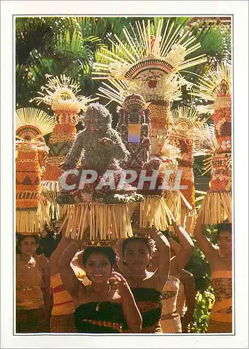 Cartes postales moderne Indonesie Bali Femmes portant des offrandes