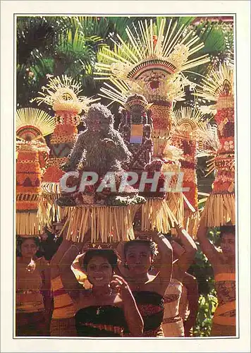 Cartes postales moderne Indonesia Bali femmes portant des offrandes